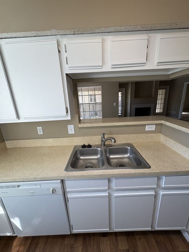 Foto del edificio - WRAP AROUND PATIO  - LARGE TWO BEDROOM READY NOW!!  $1400 MONTHLY RENT includes water