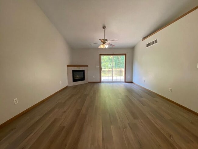 Building Photo - $1,750 | 3 Bedroom, 2 Bathroom DUPLEX | NO...
