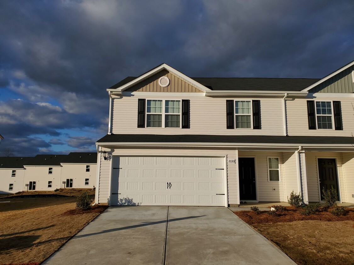 Primary Photo - This Beautiful townhome is minutes from th...