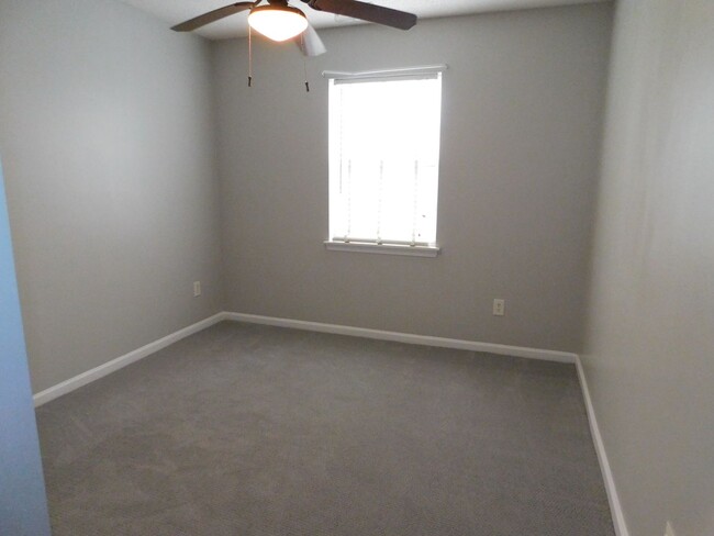Building Photo - Nice home near outlet mall