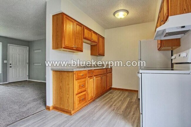 Foto del edificio - 3 Bed, 1 Bath Duplex With Fenced Yard in Gresham Near Gresham High School