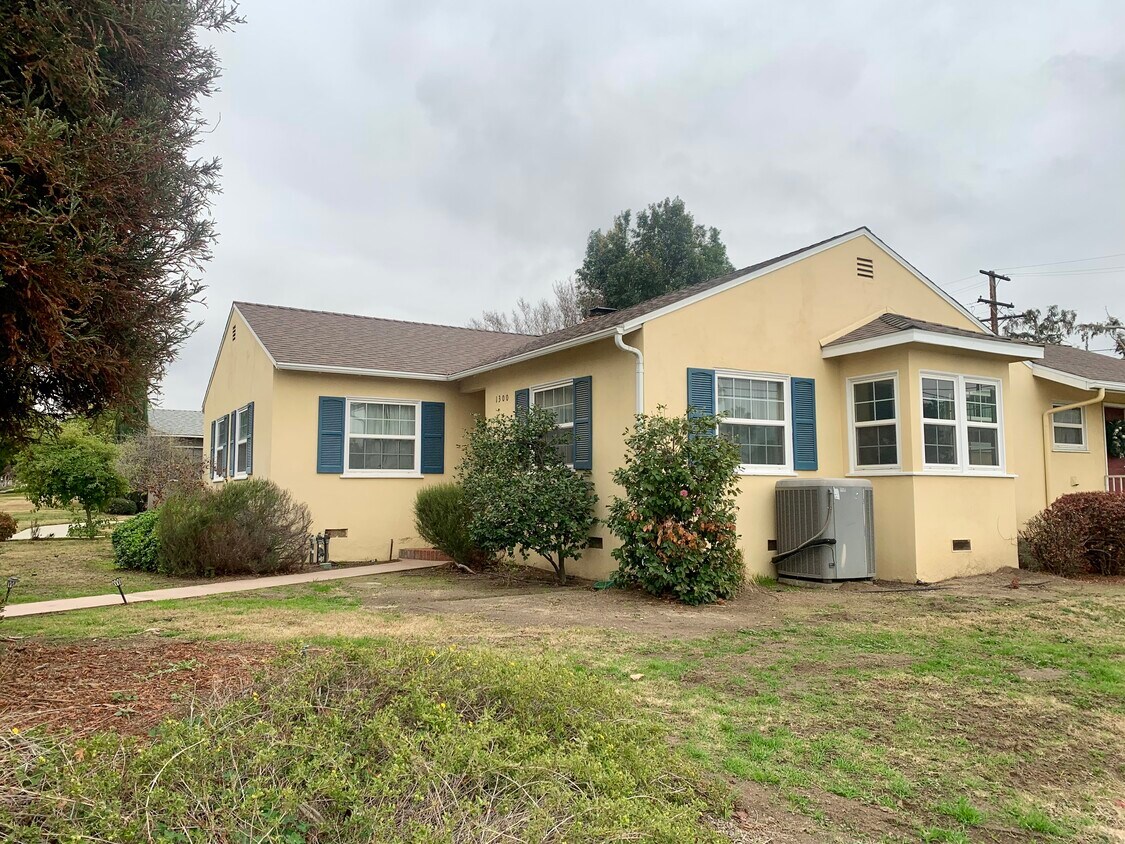 Primary Photo - 1300 College Ave