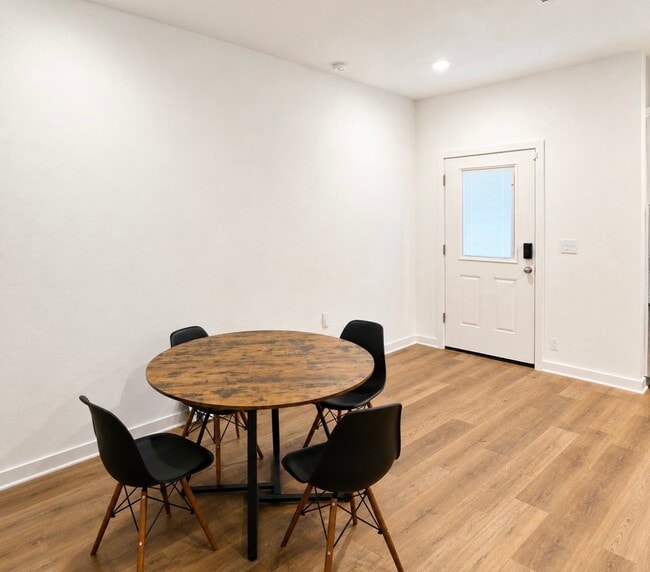 Building Photo - 497 Orleanian Dr