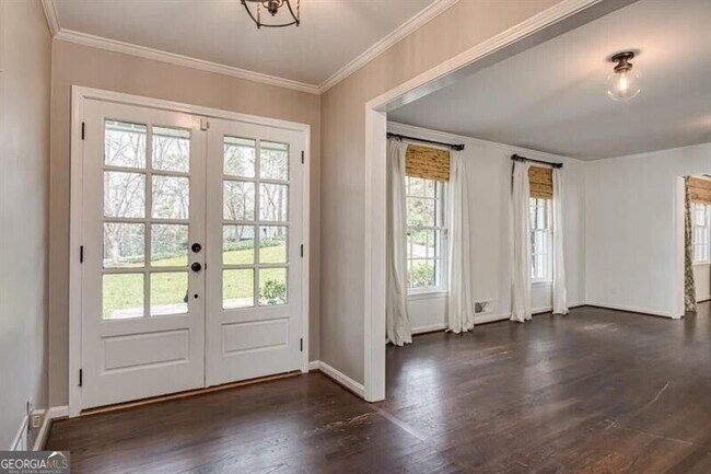 Building Photo - 4601 Club Cir NE