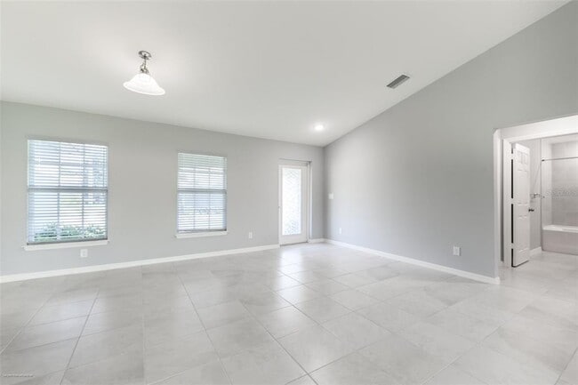 Foto del edificio - 25583 Deep Creek Blvd