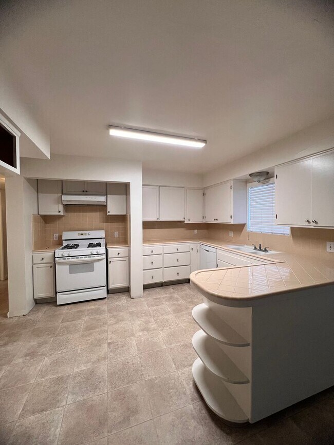 Foto del edificio - 270 E Gail Ave