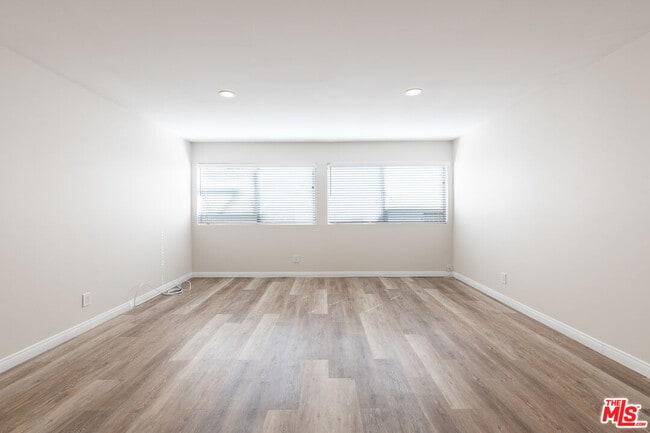 Building Photo - 532 N Rossmore Ave