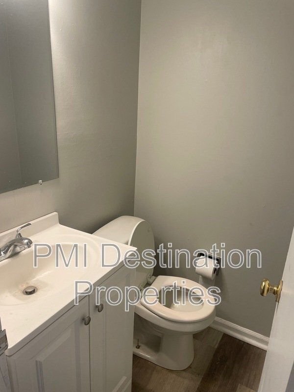 Building Photo - 6546 Metcalf Ave