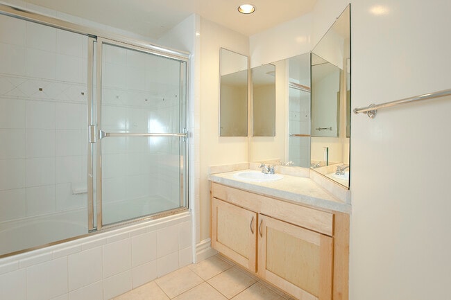 Building Photo - 12745 Moorpark St