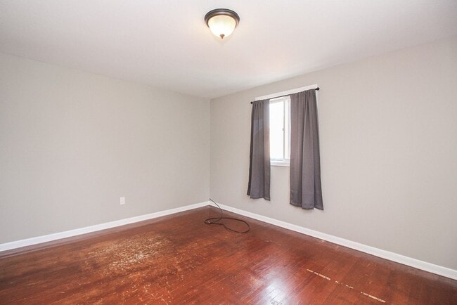 Building Photo - 404 E 215th St