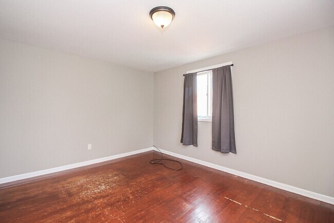 Foto del edificio - 404 E 215th St