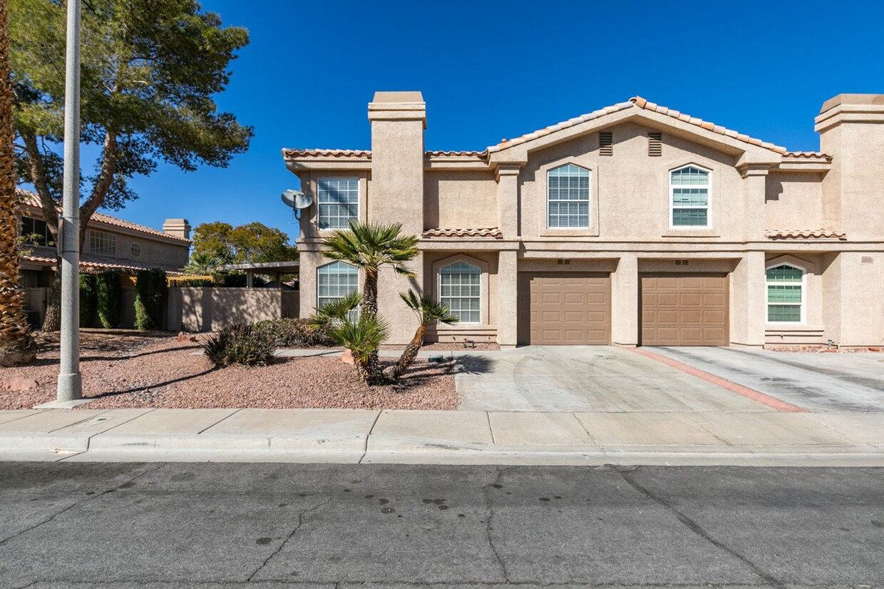 Primary Photo - Upgraded 2-Story Townhome in Henderson – S...