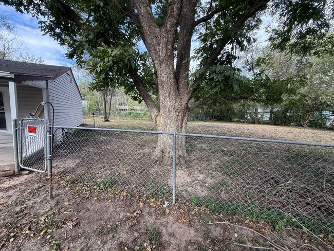 Building Photo - Affordable Country Living