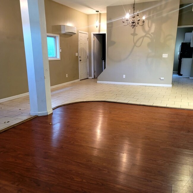 Building Photo - 3 Bedroom/ 1.5 Bathroom Split Level Duplex!