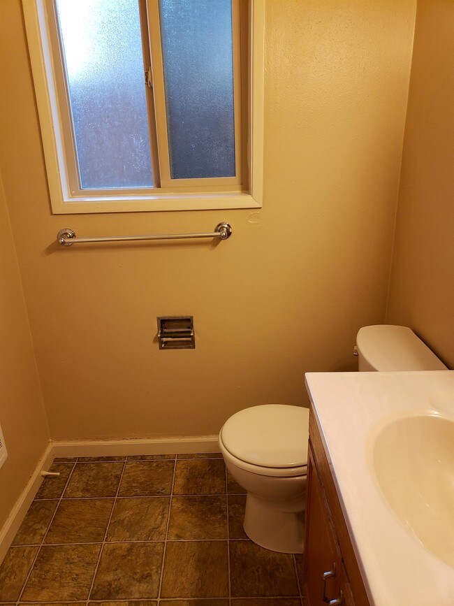 Building Photo - 528 Tyler St