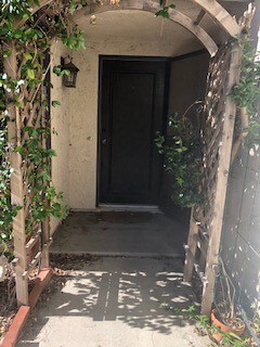 Puerta principal - 4011 Liberty Canyon Rd