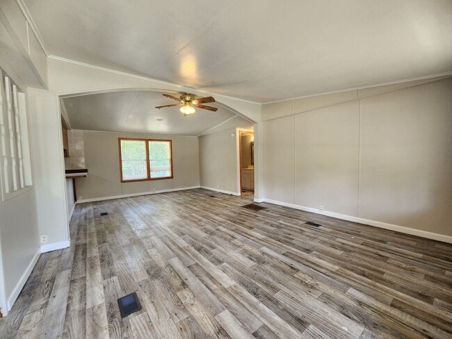 Foto del edificio - 3 bed, 2 bath on 1/3 Acre of FENCED land.