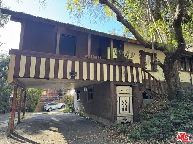 Foto del edificio - 825 N Beverly Glen Blvd