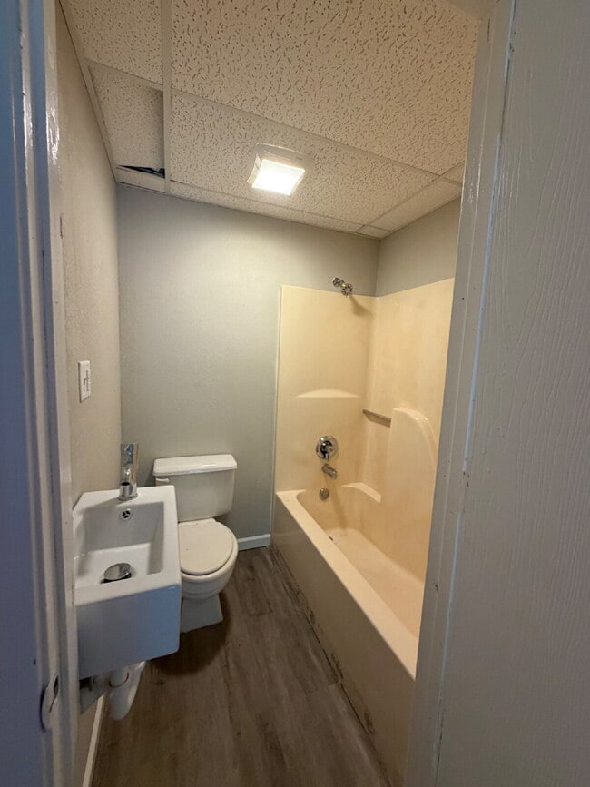 Building Photo - AFFORDABLE 1 Bedroom (utilities included)