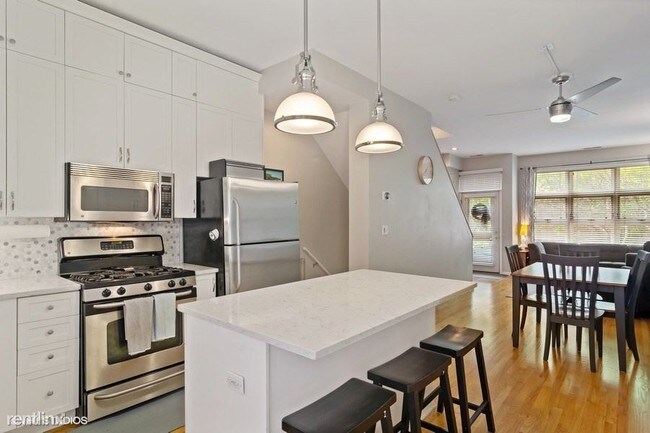 Foto del edificio - 2 br, 2.5 bath  - 855 W Erie St Apt 119