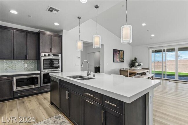 Foto del edificio - Elevated Desert Living with Strip & Mountain Views – Fully Furnished 6-Bedroom Retreat!