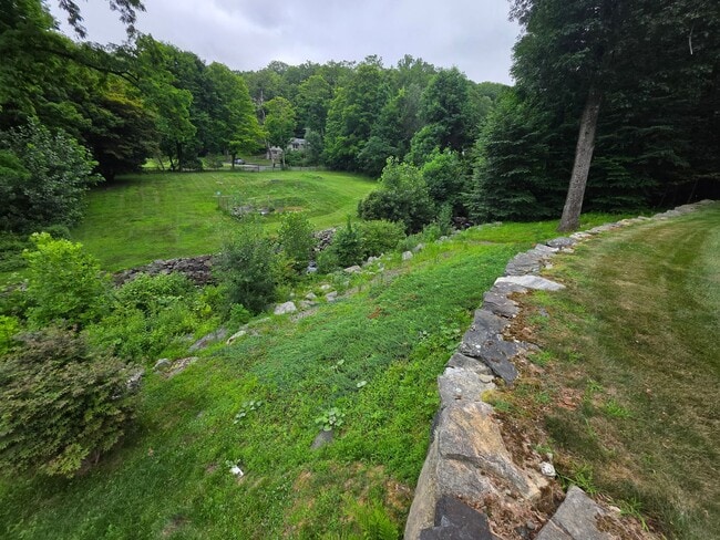 Building Photo - Luxurious 3-Bedroom Home in Poughquag, NY