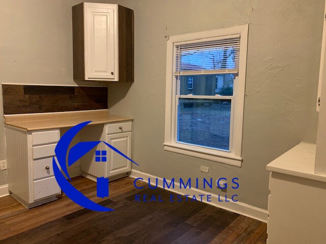 Building Photo - Lovely One Bedroom Duplex