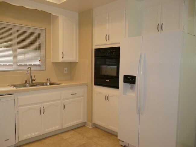 Building Photo - Charming 4 Bedroom 2 Bathroom Home in the ...