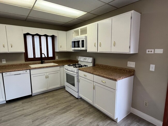 Foto del edificio - 4 Bed 2 Bath in Wausau! Deposit Special : ...