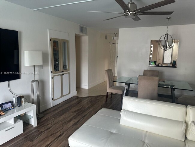 Foto del edificio - 3550 NE 169th St