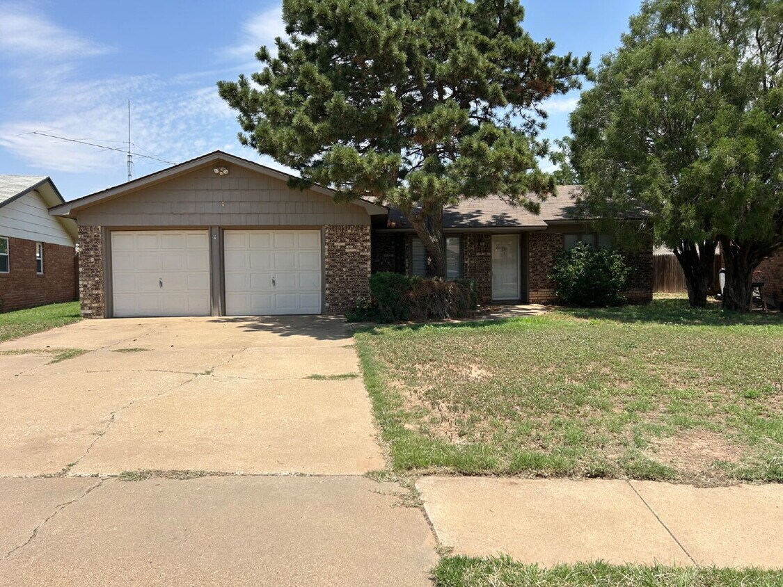 Foto principal - Charming 3-Bedroom Lubbock Home with Cozy ...