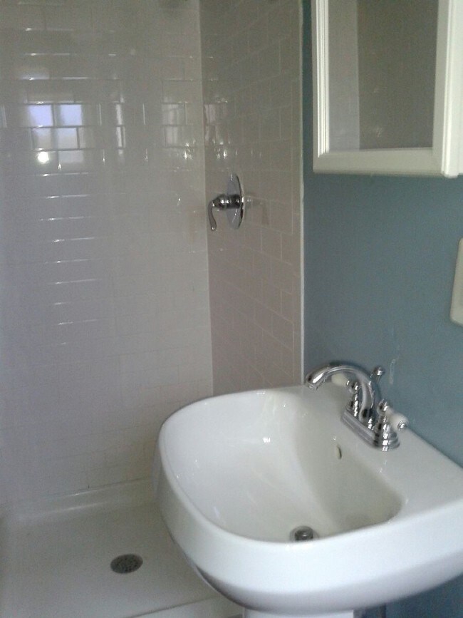 Foto del edificio - 225 E Girard Ave