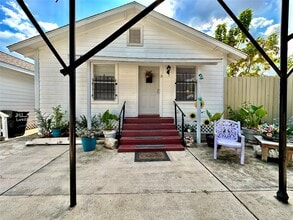 Building Photo - 305 N Live Oak St