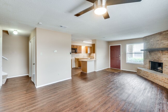 Building Photo - Spacious 2 Bedroom Duplex in Irving