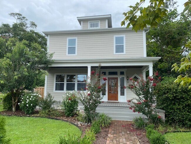 Building Photo - Georgous 5 bedroom 2.5 bath home in Downto...