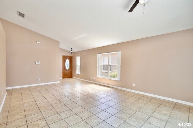 Foto del edificio - Lovely 3/2 Spacious Home with a Large Fenc...