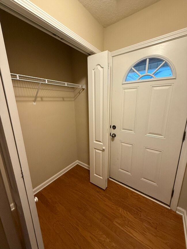 Foto del edificio - 9907 Thunderbolt Way