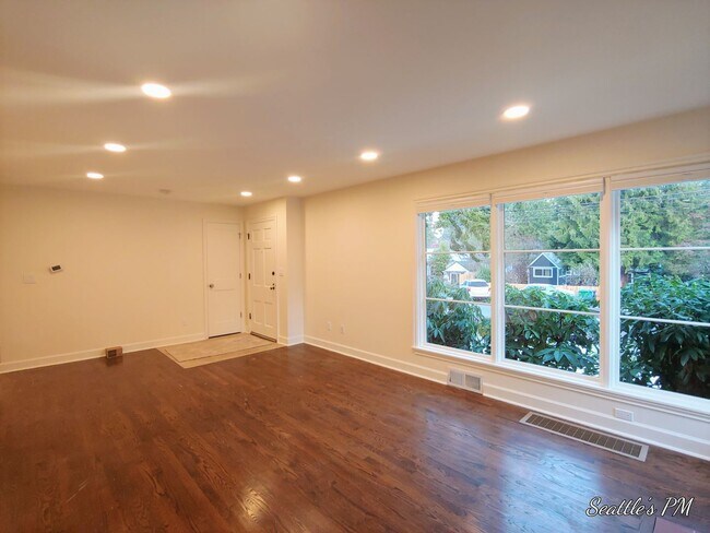 Building Photo - Wedgwood 4 Bedroom 2 Bathroom Gem