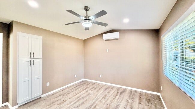 Foto del edificio - Lovely Newer Construction, Detached ADU Guest Home, on Private Property in Quiet Neighborhood of ...