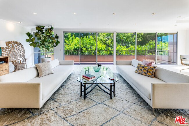 Foto del edificio - 339 N Palm Dr