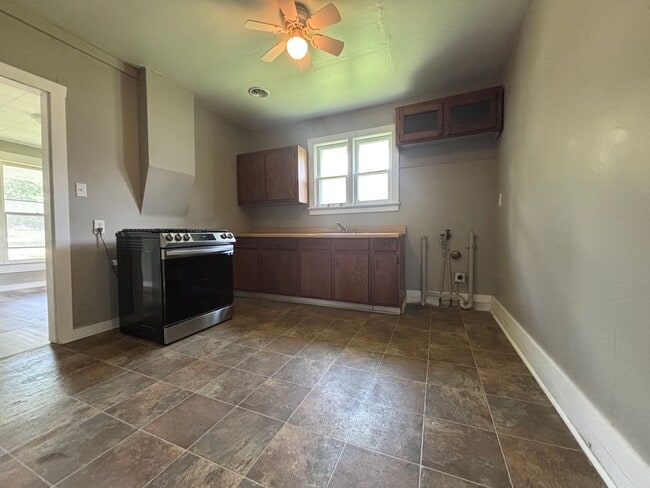 Building Photo - Recently Remodeled 3 bedroom 1 bath home!