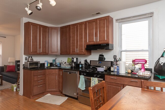 Foto del edificio - 2661 N Marshfield Ave