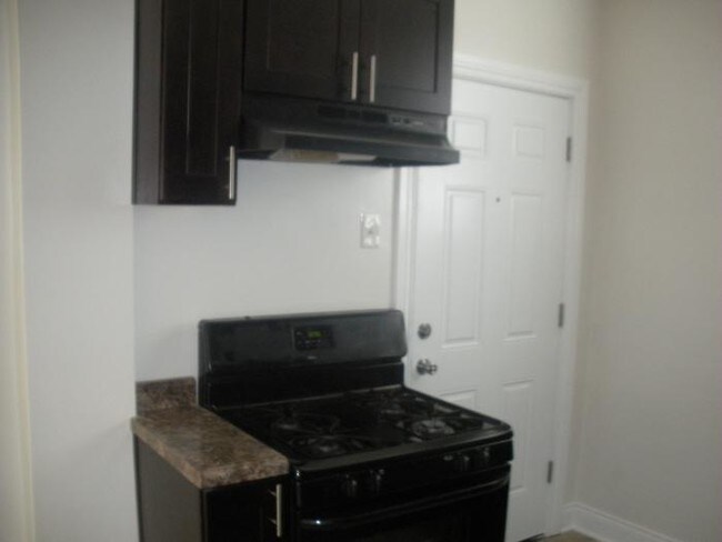 Building Photo - bedroom in Chicago IL 60620