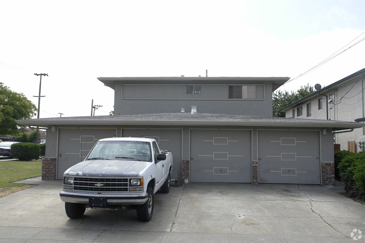 Building Photo - 20139-20141 Hathaway Ave