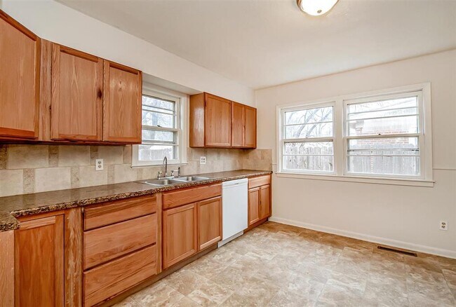 Building Photo - 415 Hillcrest Ave