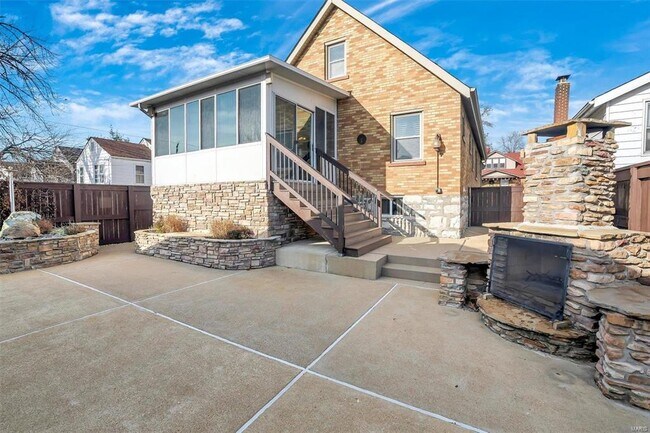 Building Photo - 6304 Bradley Ave