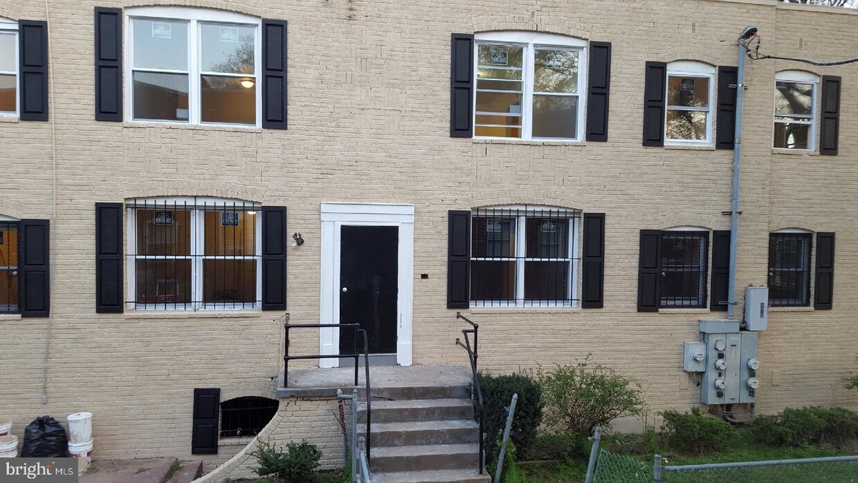 Primary Photo - 6006 Eads St NE