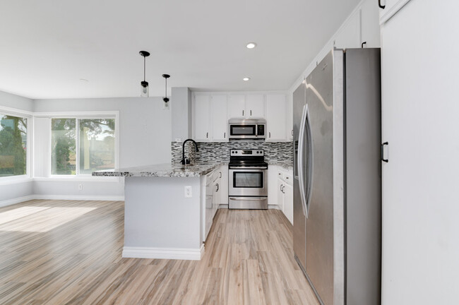 Building Photo - 6767 Friars Rd