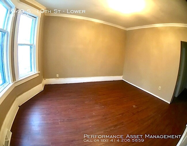Building Photo - Amazing South Side 3bd Lower Unit