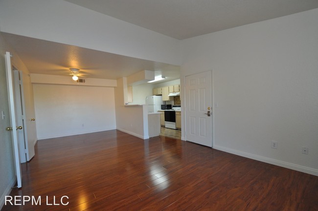 Building Photo - 8108 W Flamingo Rd
